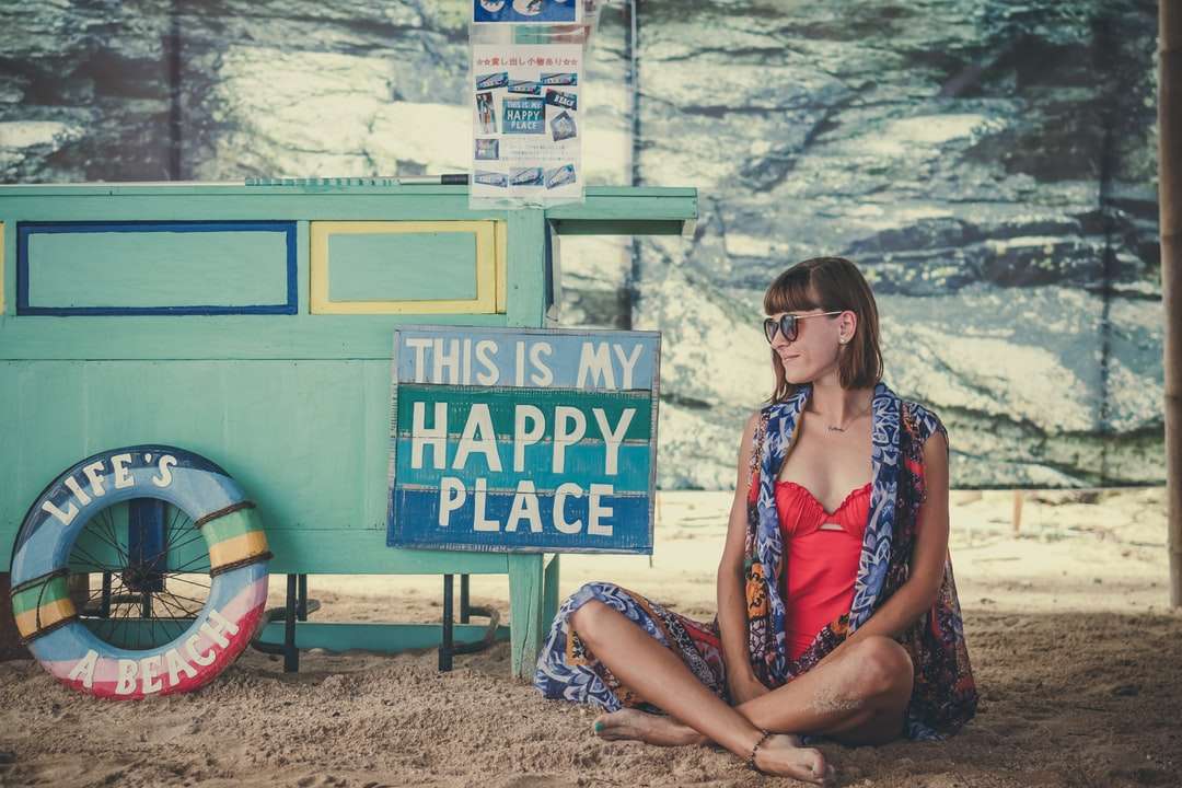 Donna che si siede sulla sabbia accanto puzzle online