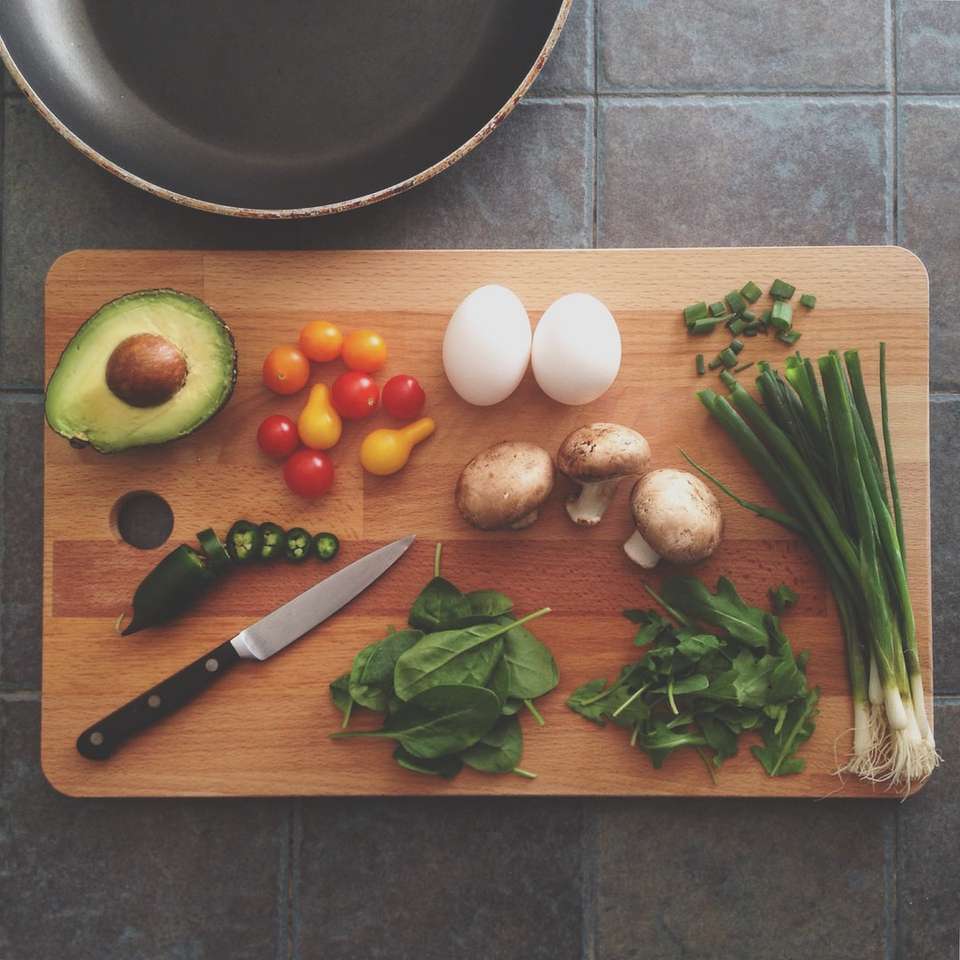 Avocado, tomaten, eieren, champignons, lente-uien online puzzel