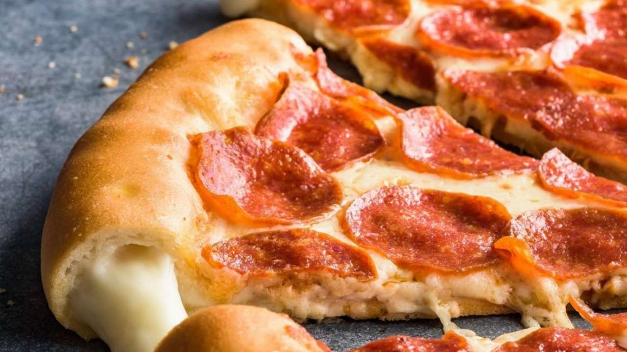 Pizza de crustă înfundată jigsaw puzzle online