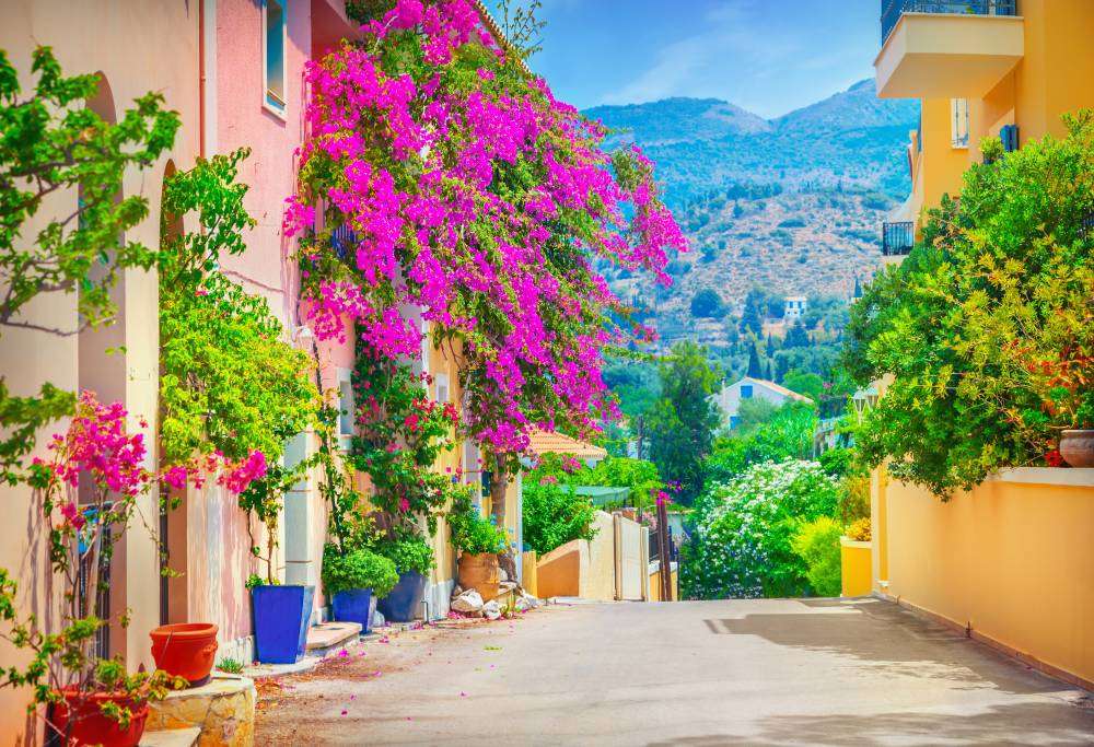 Eine alte Straße in Griechenland. Blick auf die Berge Puzzlespiel online