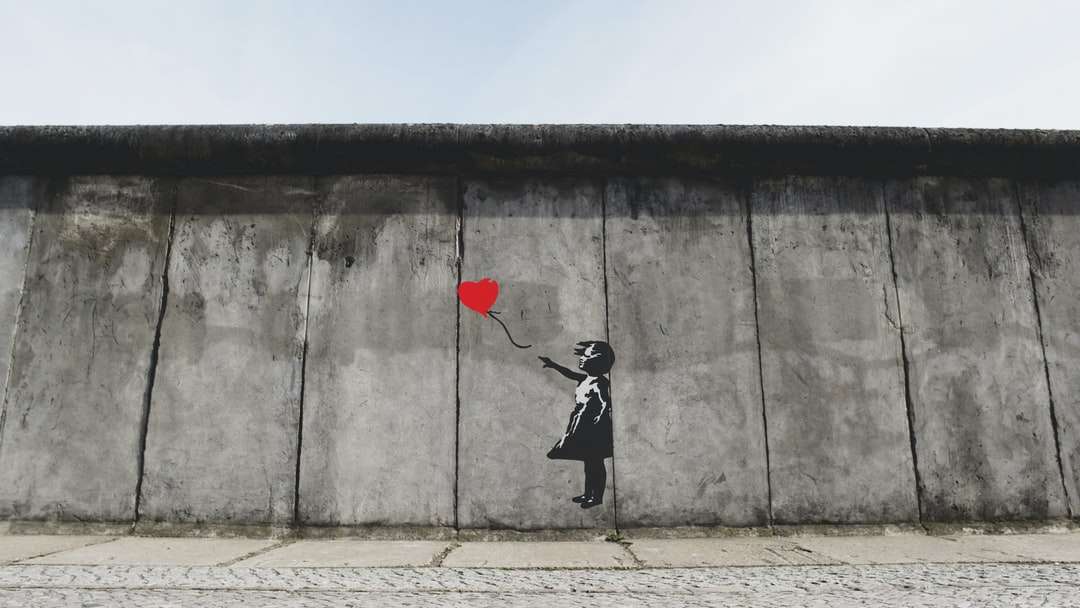 Κορίτσι παίζει καρδιά μπαλόνι τοίχο τέχνης online παζλ