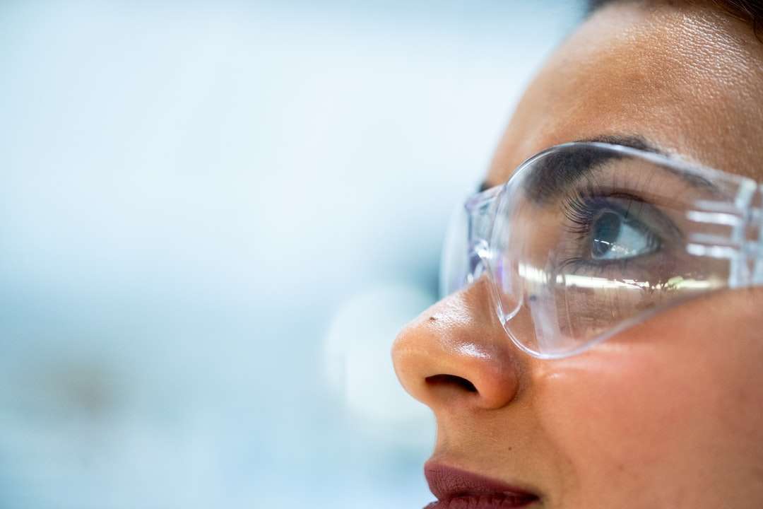 kvinna som bär silverinramade glasögon Pussel online