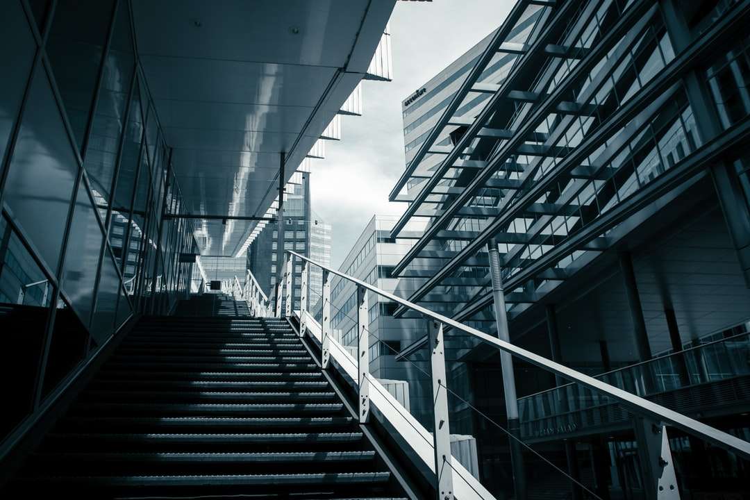 Черно и бяло стълбище в сграда онлайн пъзел