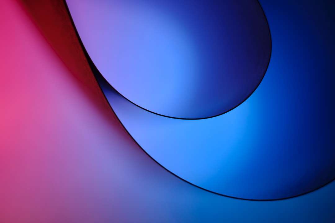 Ilustración de luz azul y roja rompecabezas en línea