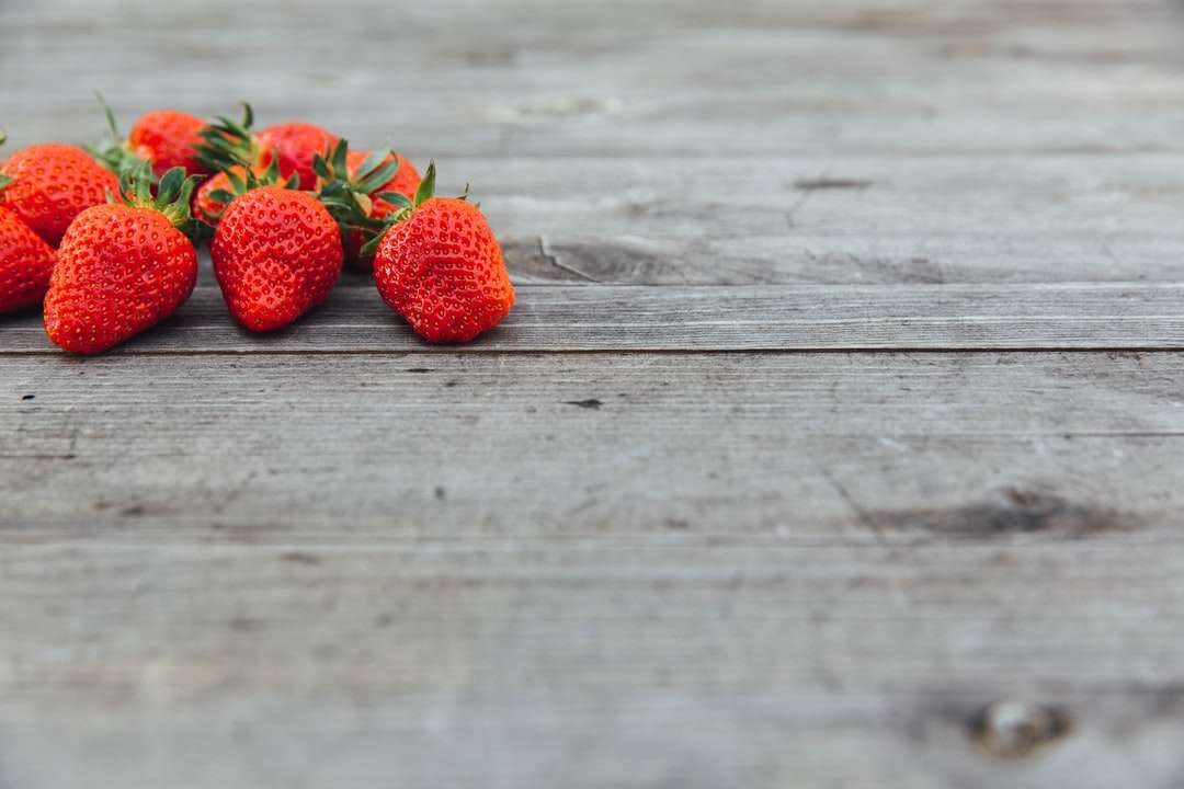 Κόκκινες φράουλες σε καφέ ξύλινο τραπέζι online παζλ