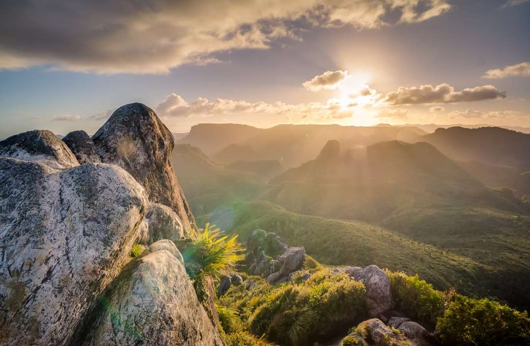 Fotografie des Berges während des Sonnenuntergangs Online-Puzzle