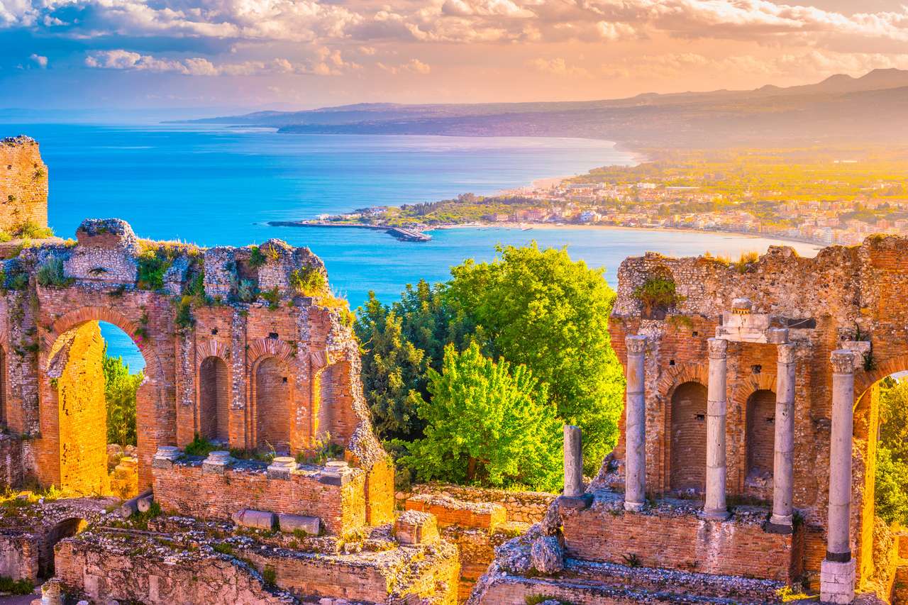 Les ruines de Taormina Theatre au coucher du soleil puzzle en ligne