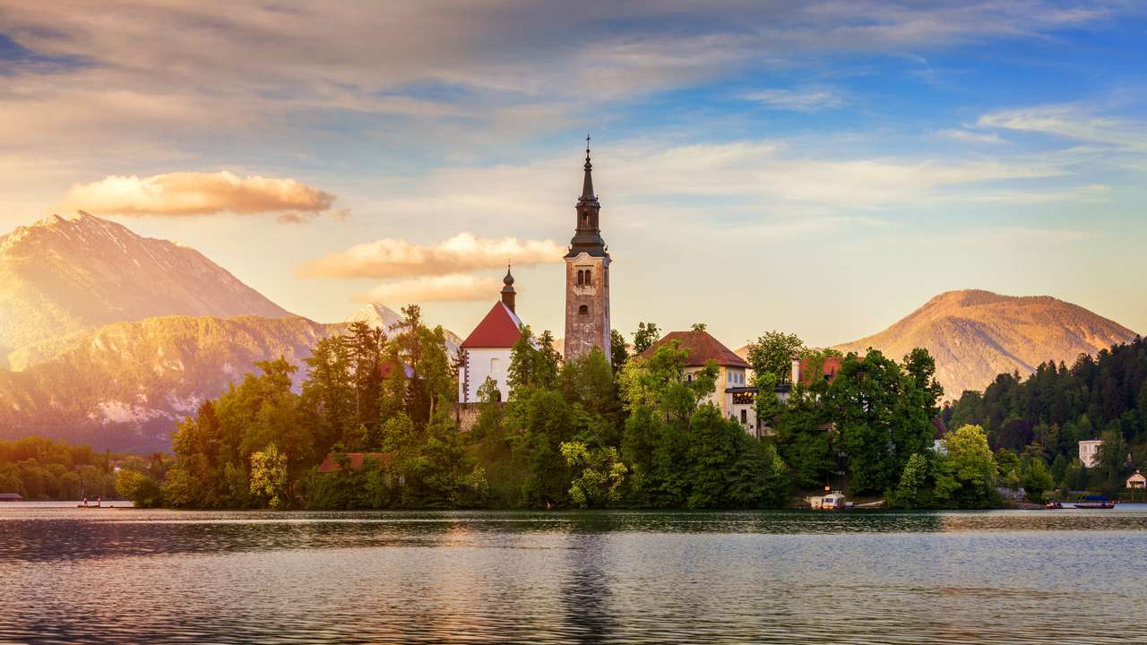 Λίμνη Bled με την εκκλησία της Αγίας Μαρίας της Κοίμησης της Θεοτόκου παζλ online