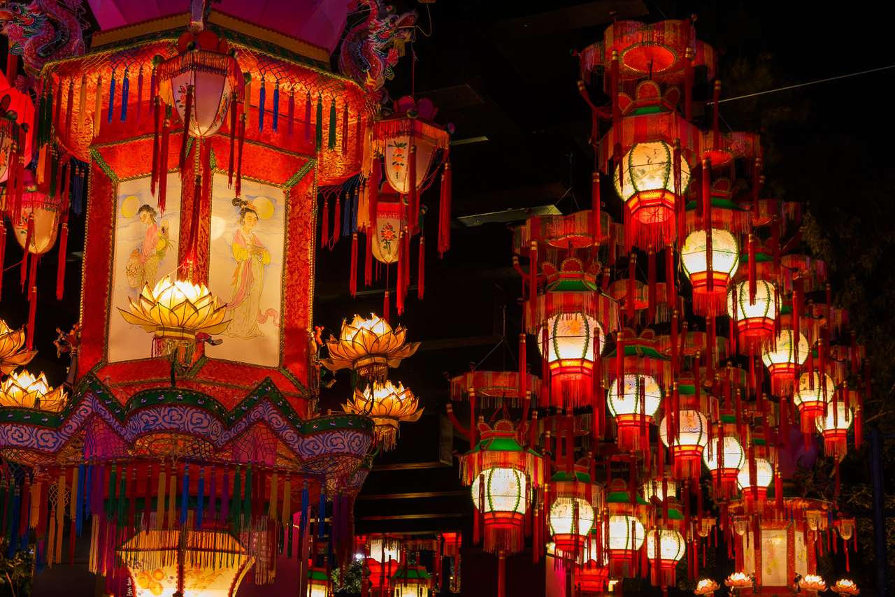 Червоний китайський ліхтарик у формі лотоса онлайн пазл