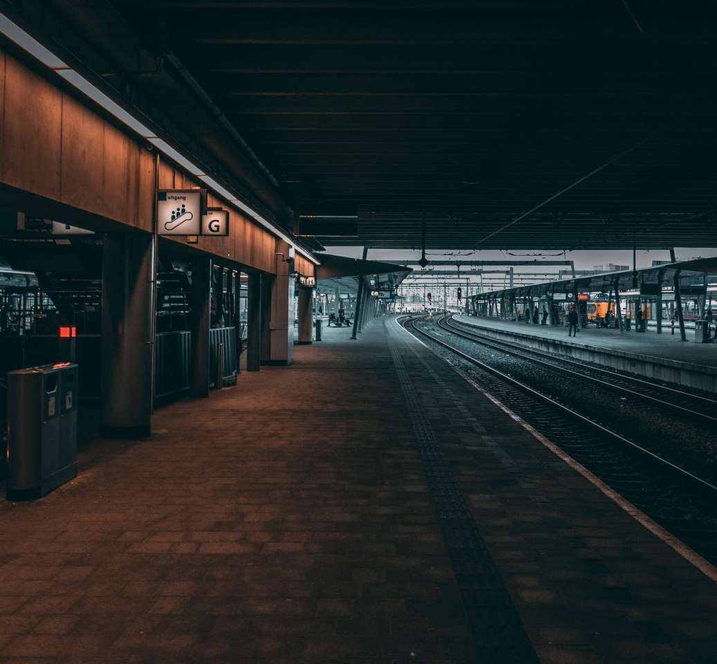 вокзал с включенными огнями в ночное время пазл онлайн