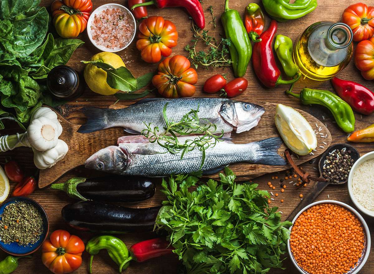Свіжа спіймана риба та овочі пазл онлайн