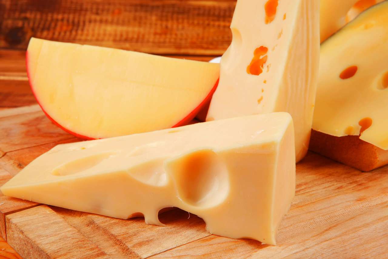 Diferentes tipos de queso servido en madera. rompecabezas en línea