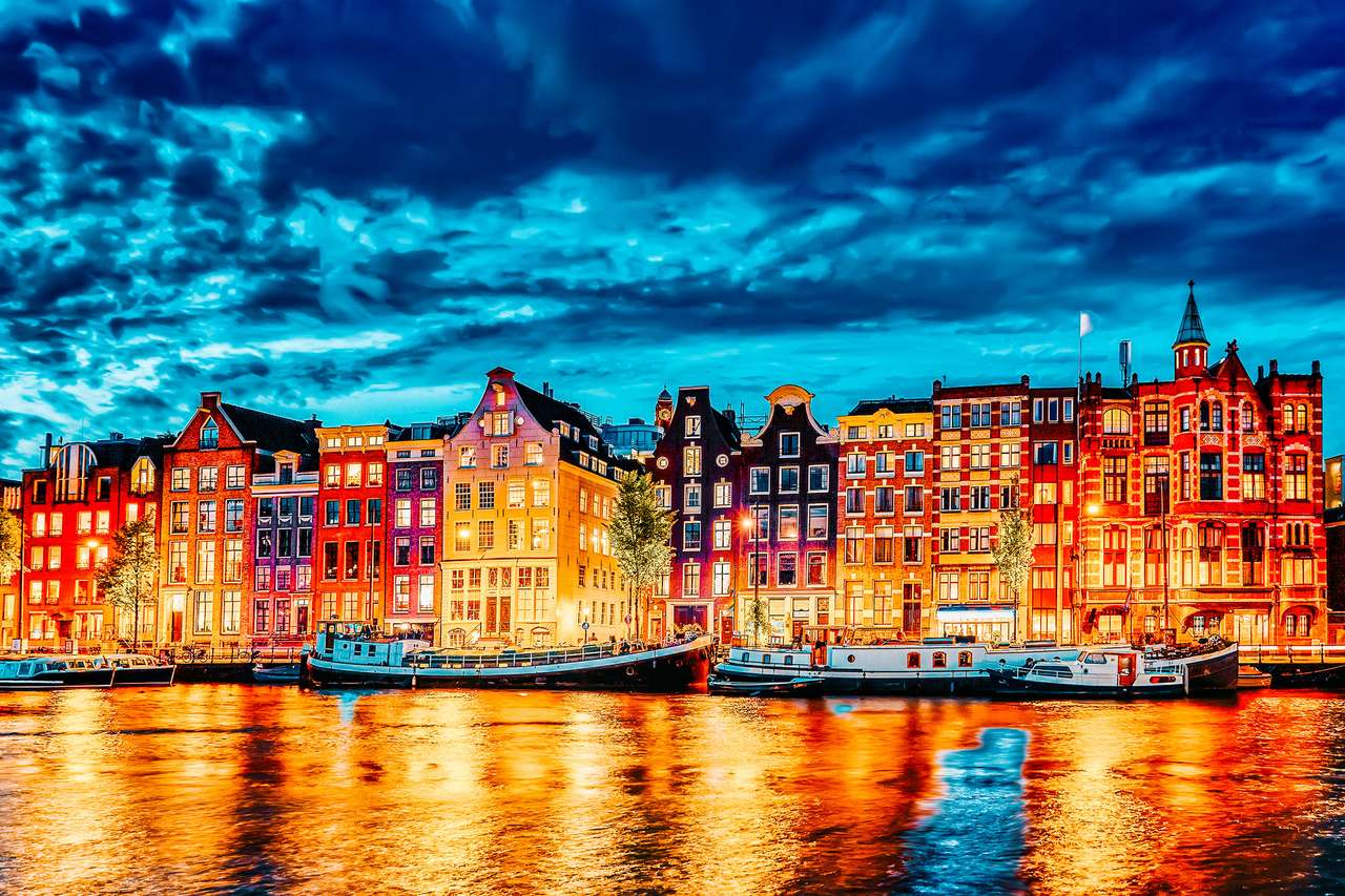 Berühmter Fluss Amstel und Nachtansicht der schönen Amsterdam-Stadt. Niederlande Online-Puzzle