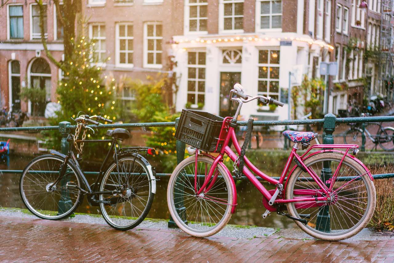 Bicicletas alineando un puente sobre los canales de Ámsterdam. rompecabezas en línea