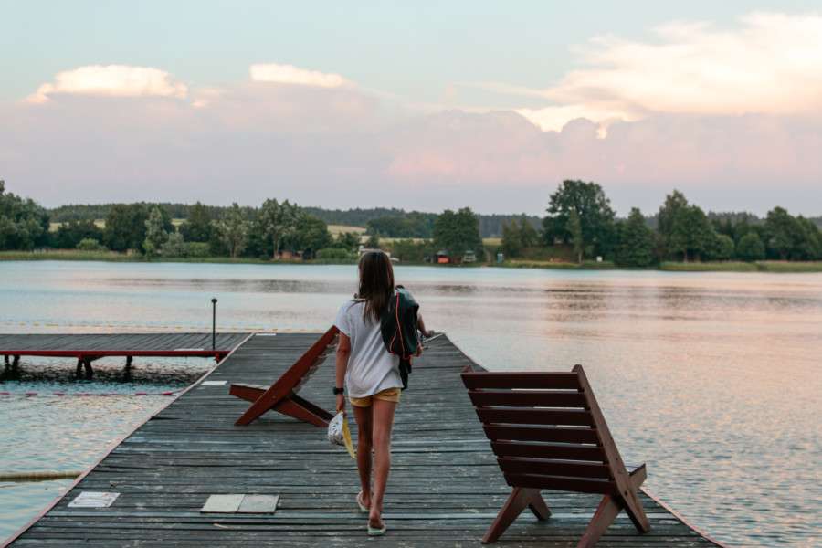 Дівчина біля озера онлайн пазл
