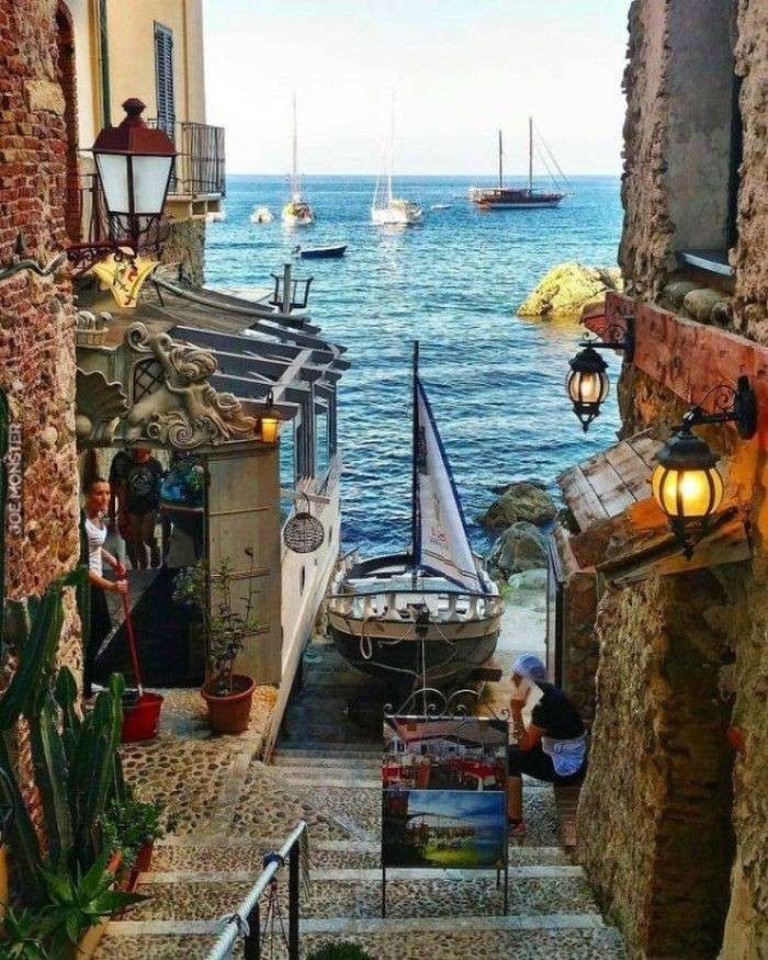 Una estrea con vistas al mar en Calabria. rompecabezas en línea