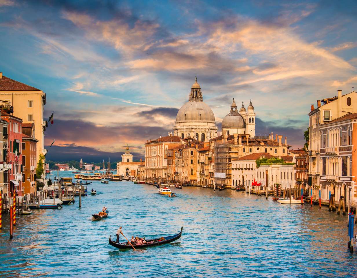 Gondola tradițională pe celebrul Canal Grande puzzle online