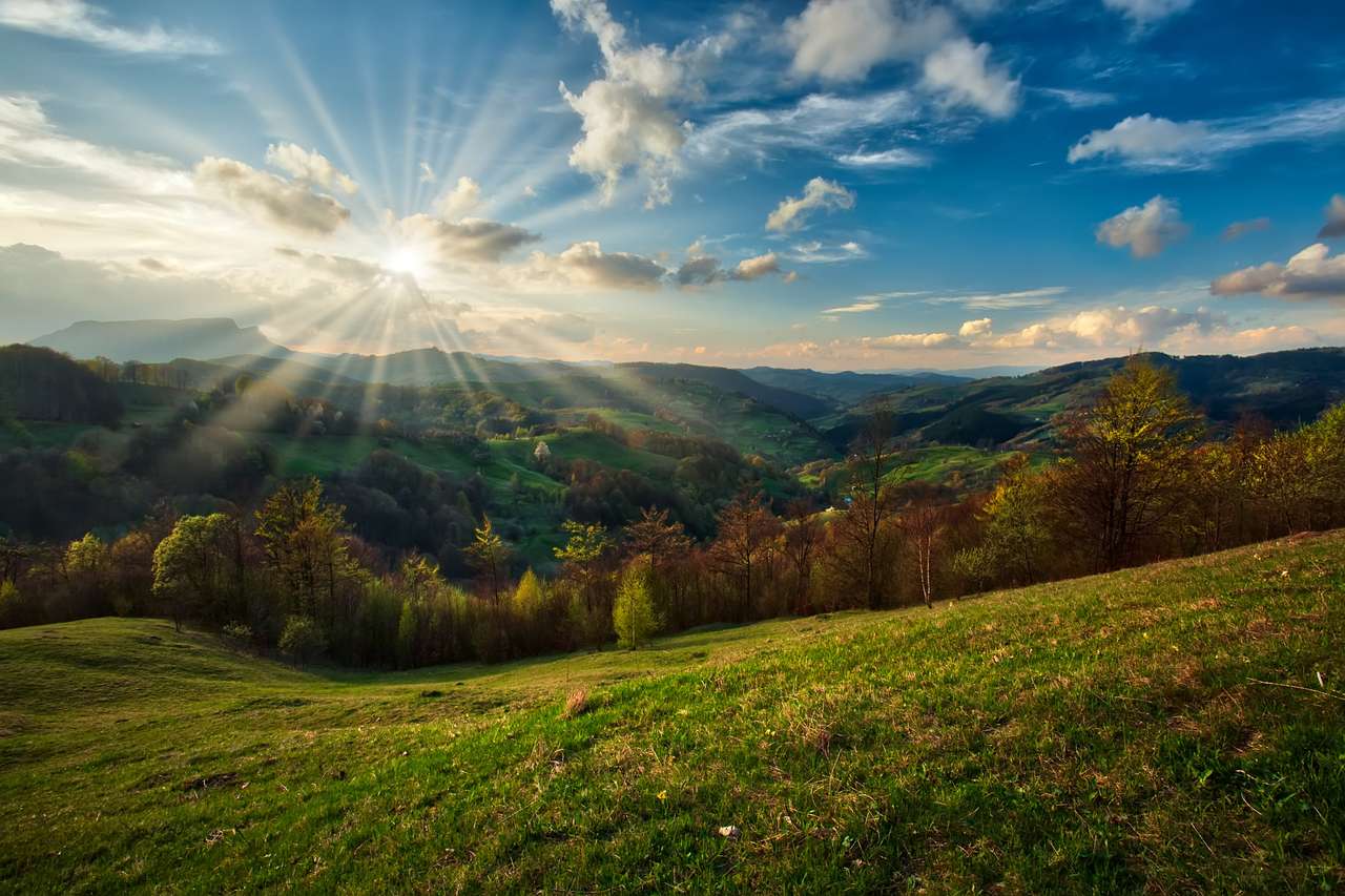 Καρπάθια βουνά Ρουμανία την άνοιξη. online παζλ