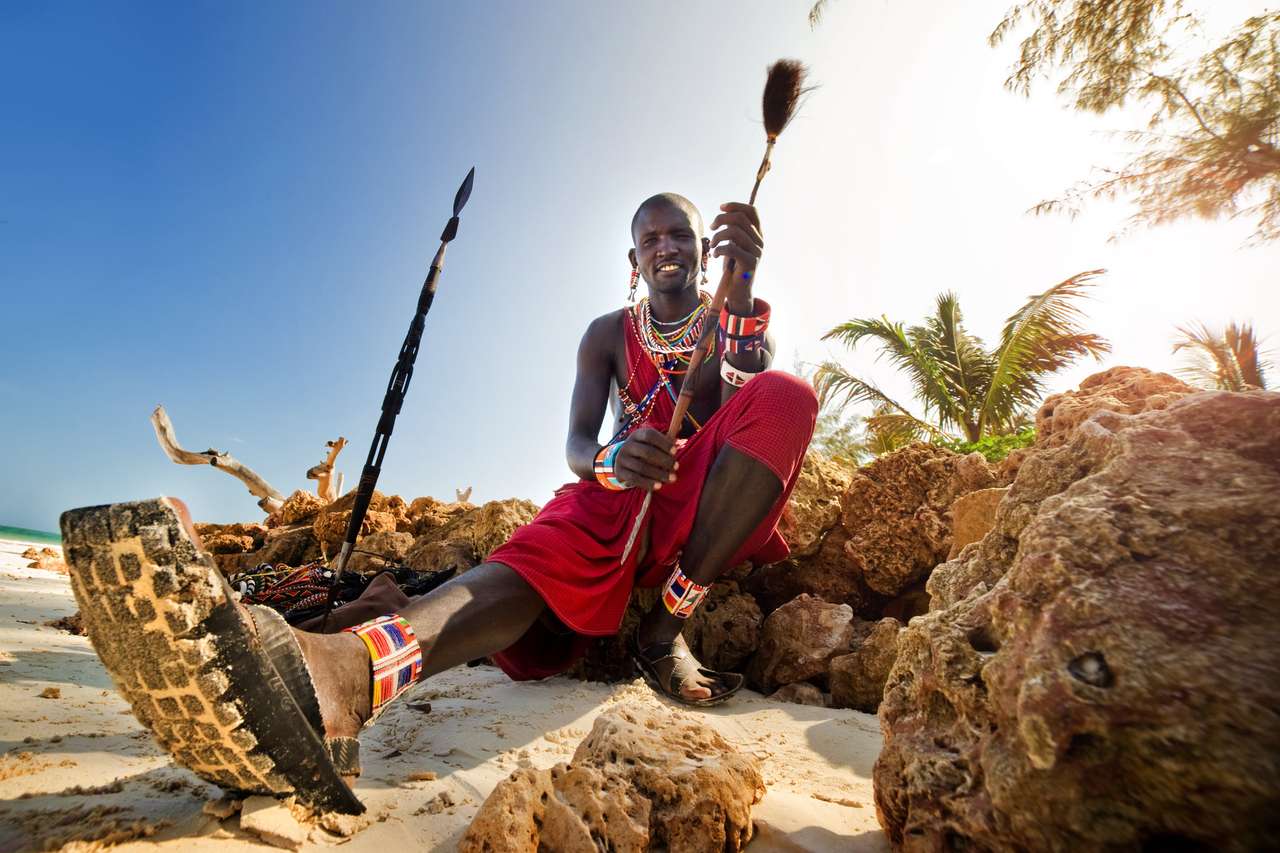 Maasai u oceánu na pláži Keňa online puzzle