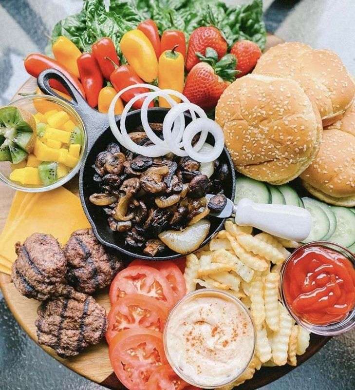 Burgery, hranolky a zeleniny online puzzle