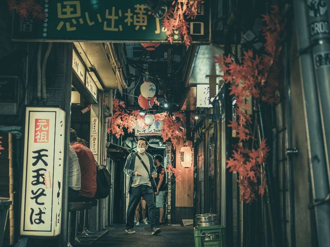 emberek egy japán izakayánál kirakós online