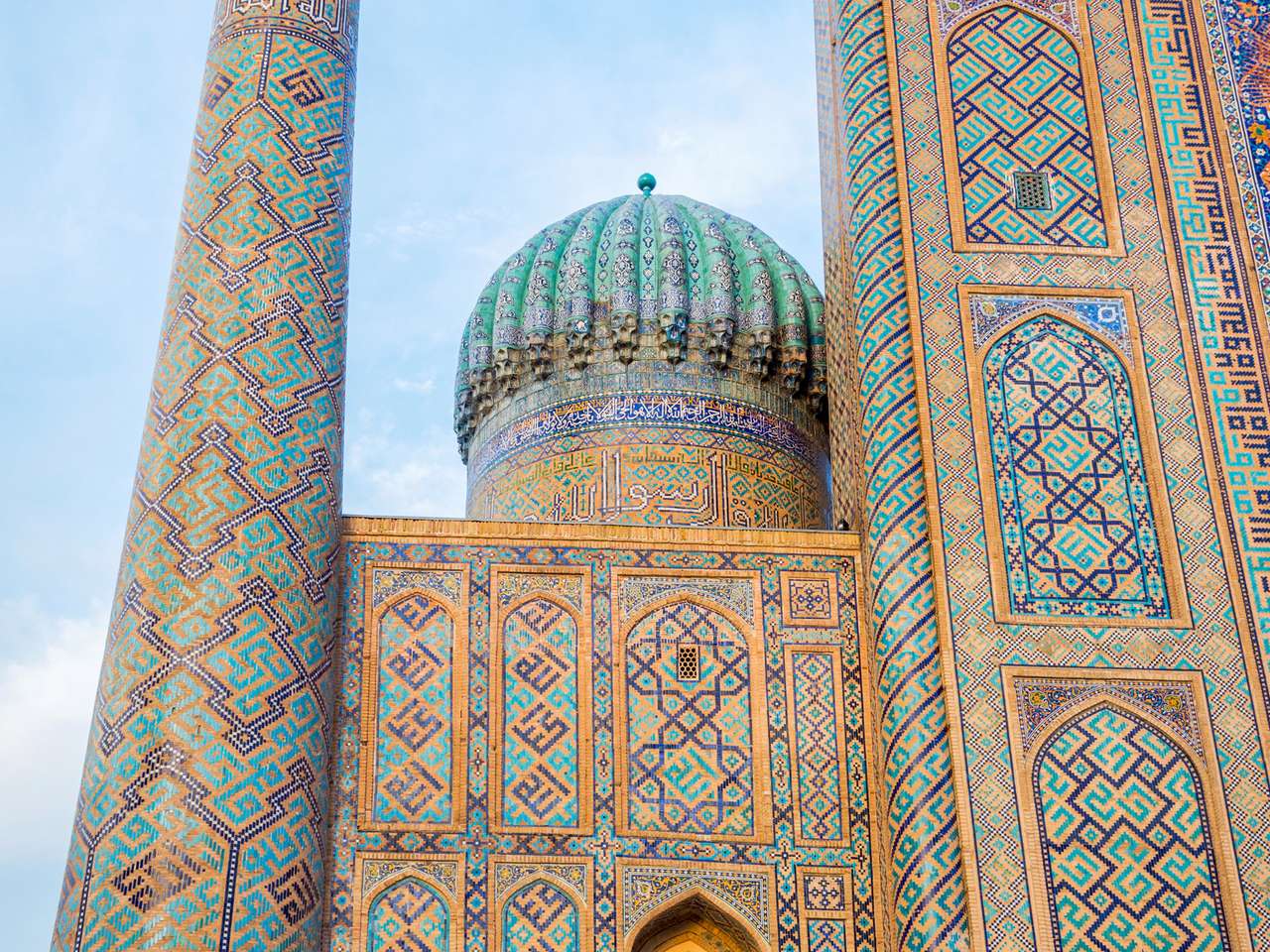 Minarete e cúpula com ladrilhos de mosaico azul, Registan, Samarkand, Uzbequistão puzzle online