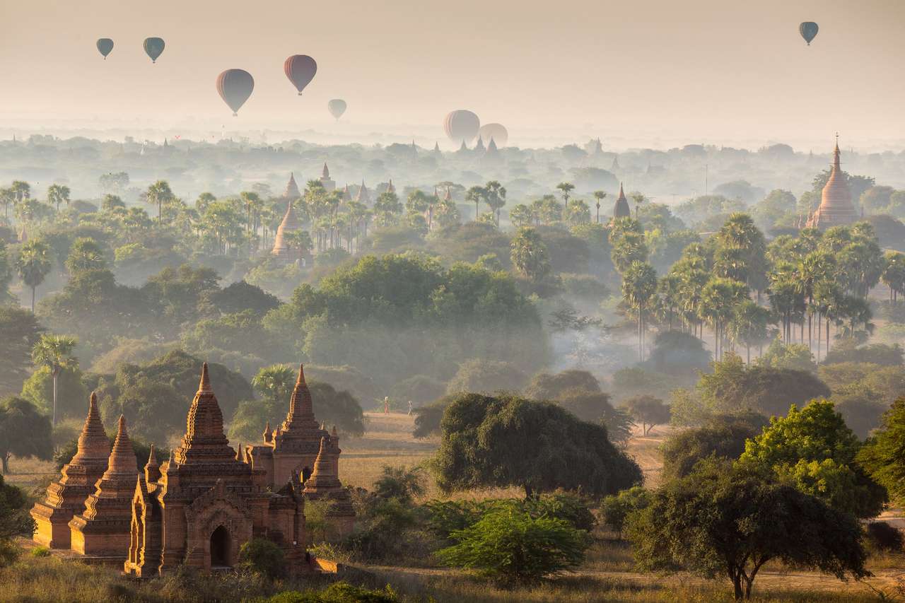 Paysage de pagode dans la plaine de Bagan, Myanmar (Birmanie) puzzle en ligne