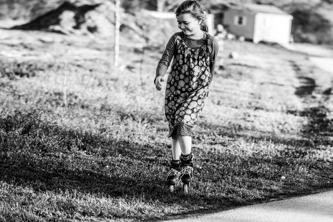grijswaardenfoto van meisje in gebloemde jurk legpuzzel online