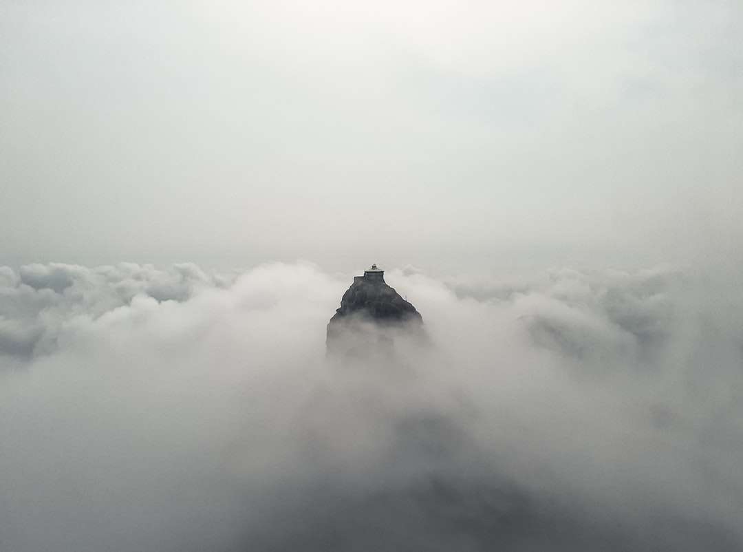 nuvens brancas sobre a montanha durante o dia puzzle online