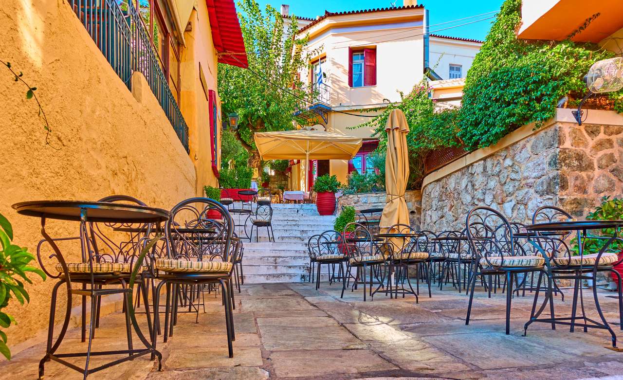 Charmantes Straßencafé im Stadtteil Plaka in Athen, Griechenland Puzzlespiel online