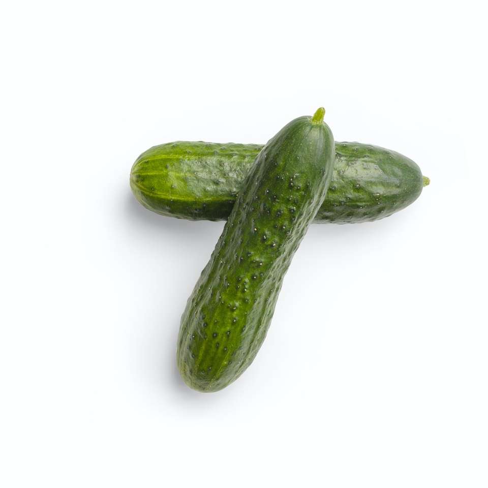 groene komkommer op wit oppervlak legpuzzel online