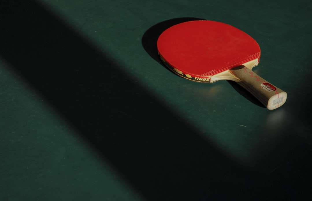 mesa de ping pong roja y marrón en panel verde rompecabezas en línea