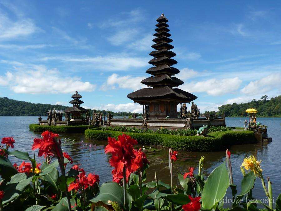 Храм на Балі - Пура Улун Дану Братан пазл онлайн