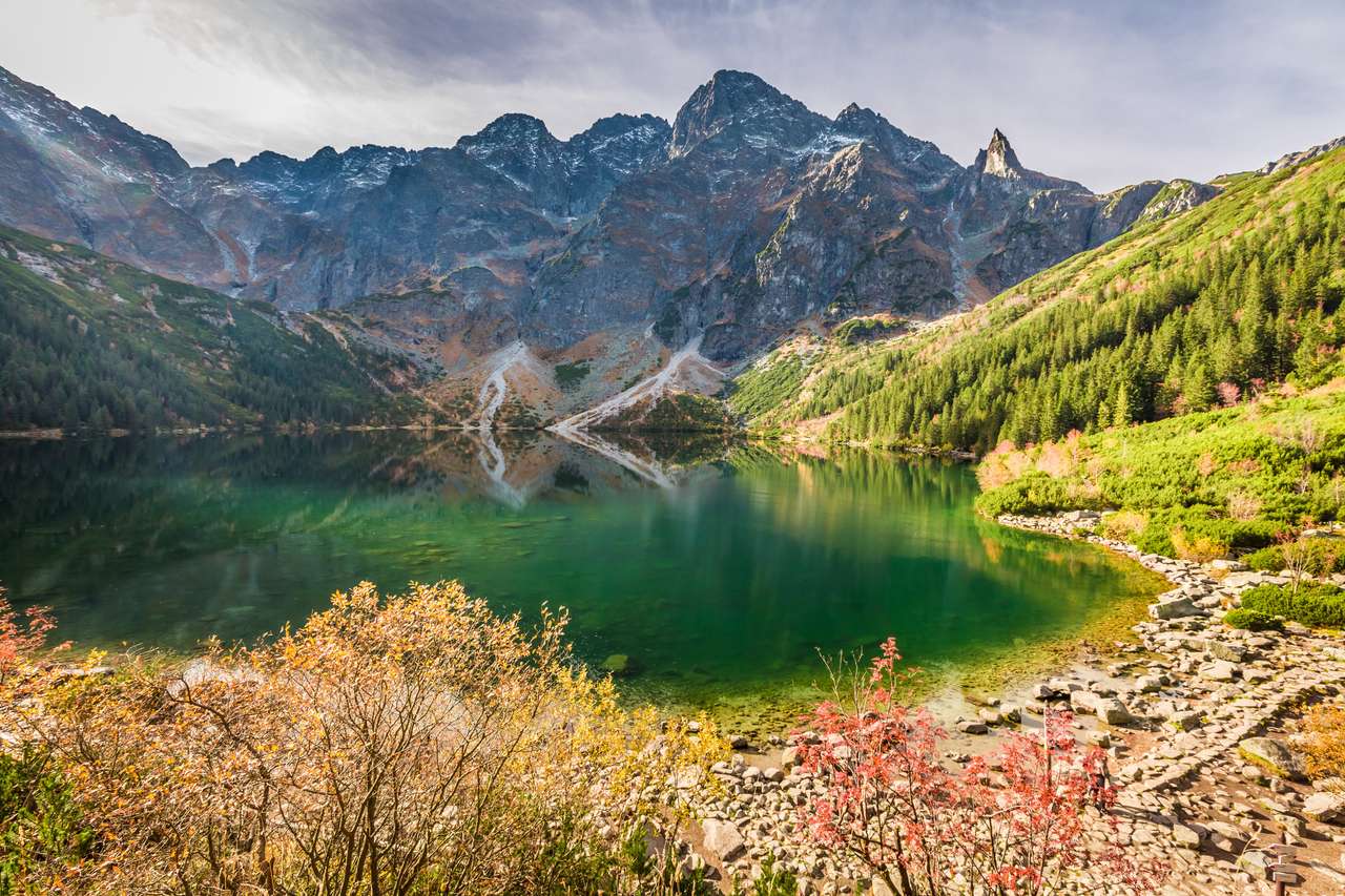 Impresionante lago en las montañas al amanecer en otoño rompecabezas en línea