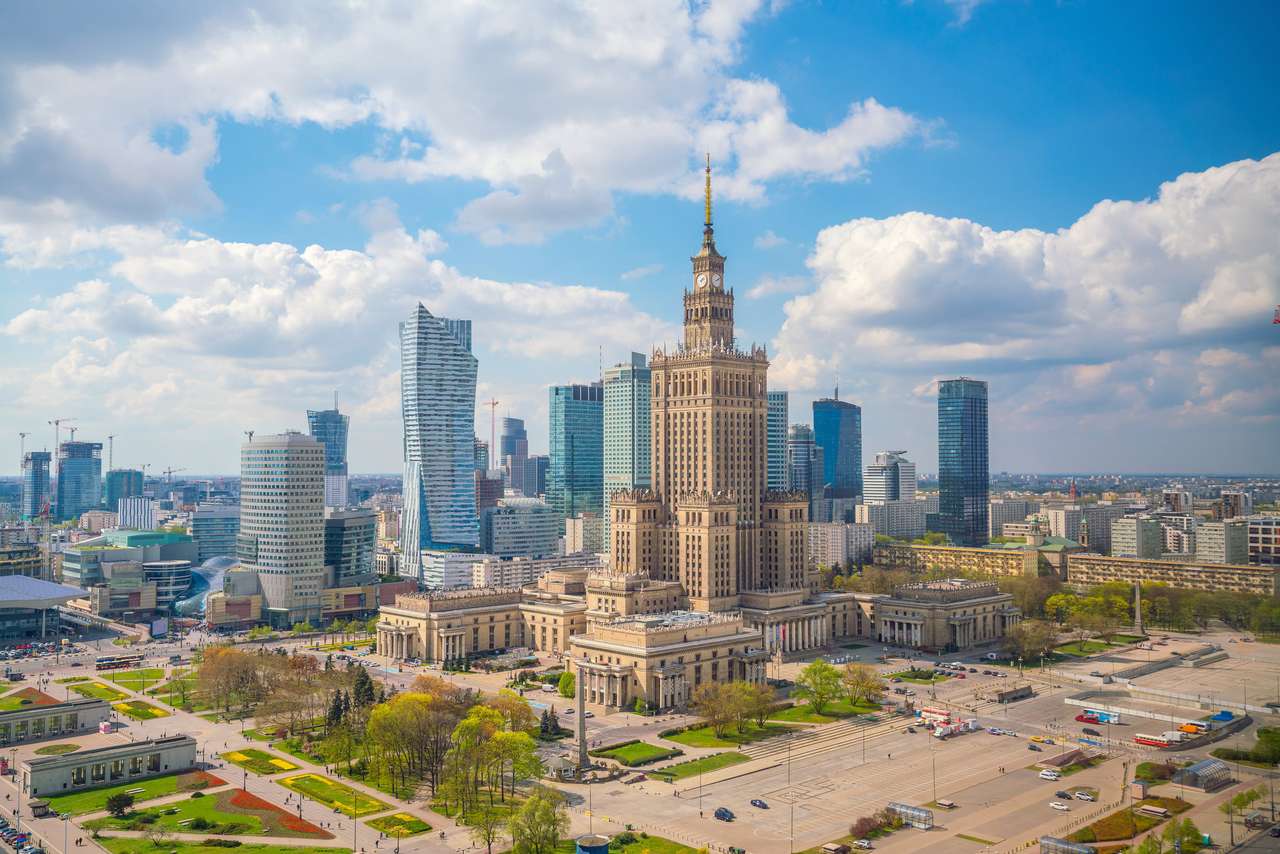 Foto aérea del horizonte de la ciudad de Varsovia en Polonia al atardecer rompecabezas en línea