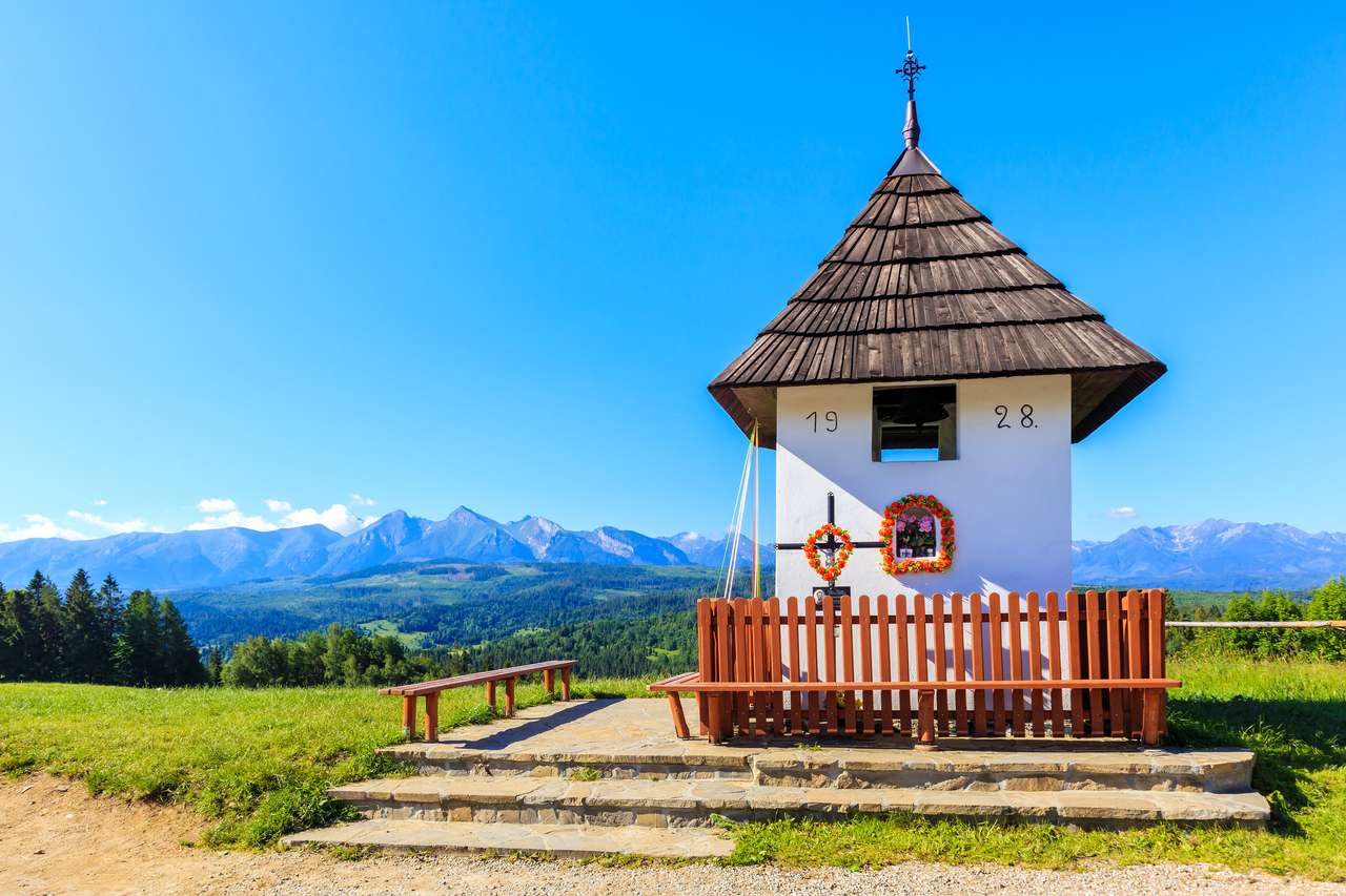 Kleine kapel bij Lapszanka Pass legpuzzel online