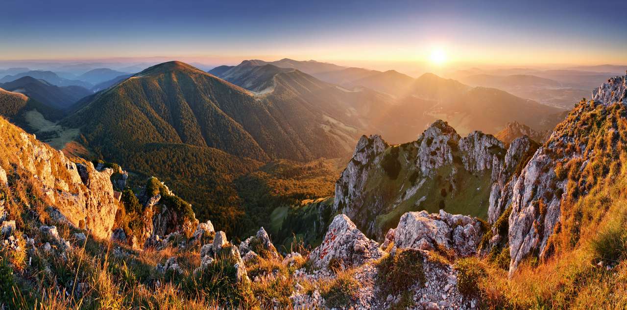Словаччина гірська вершина Rozsutec на заході сонця - панорама пазл онлайн
