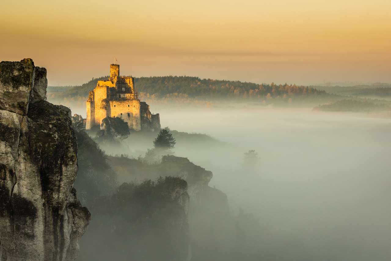 Schloss in Mirow am nebligen Morgen auf dem Jura Krakowsko-Czestochowska, Polen Online-Puzzle