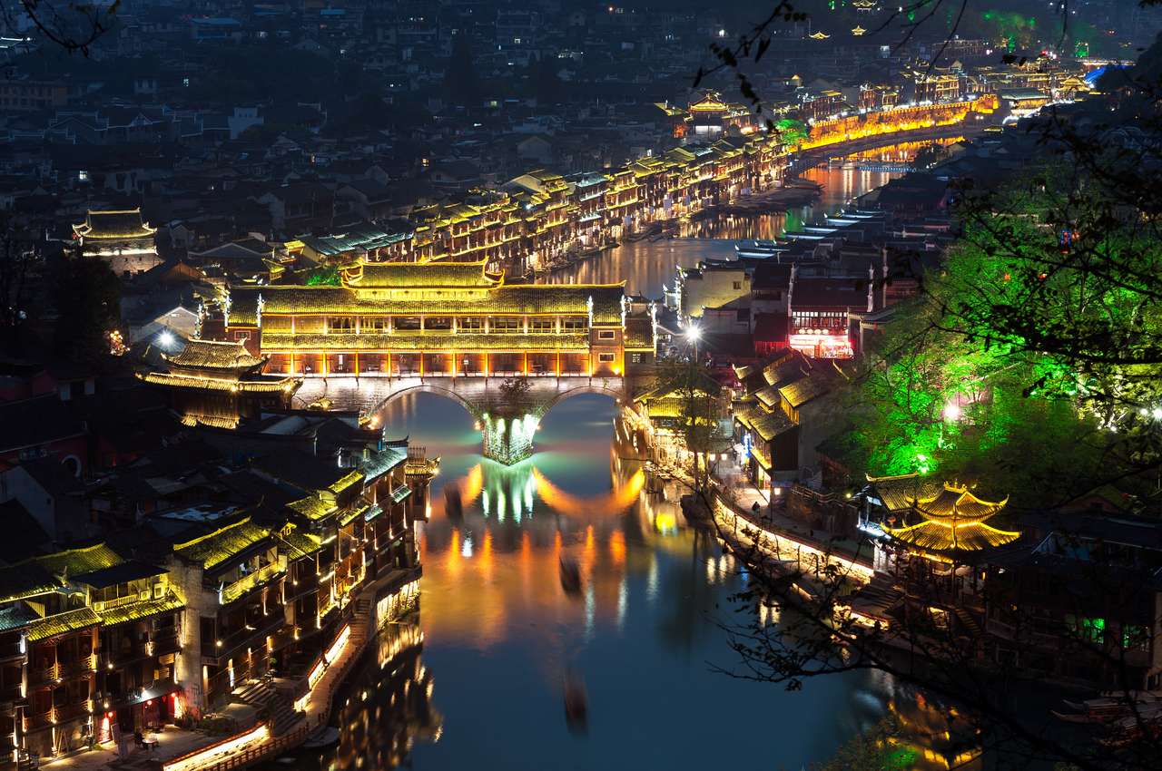 Vista elevada da antiga cidade de Fenghuang iluminada à noite puzzle online