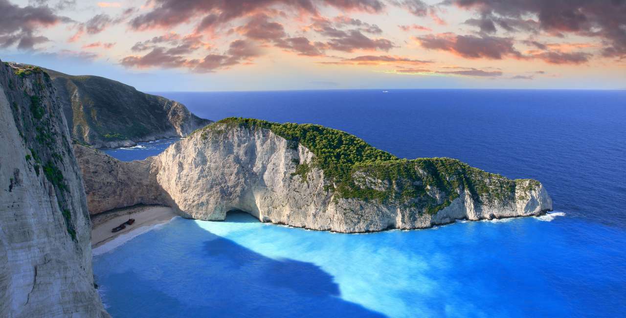 Praia de Navagio na Ilha de Zakynthos, Grécia quebra-cabeças online