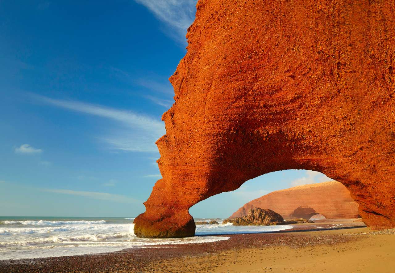 Arcos vermelhos na costa do Oceano Atlântico. Marrocos quebra-cabeças online