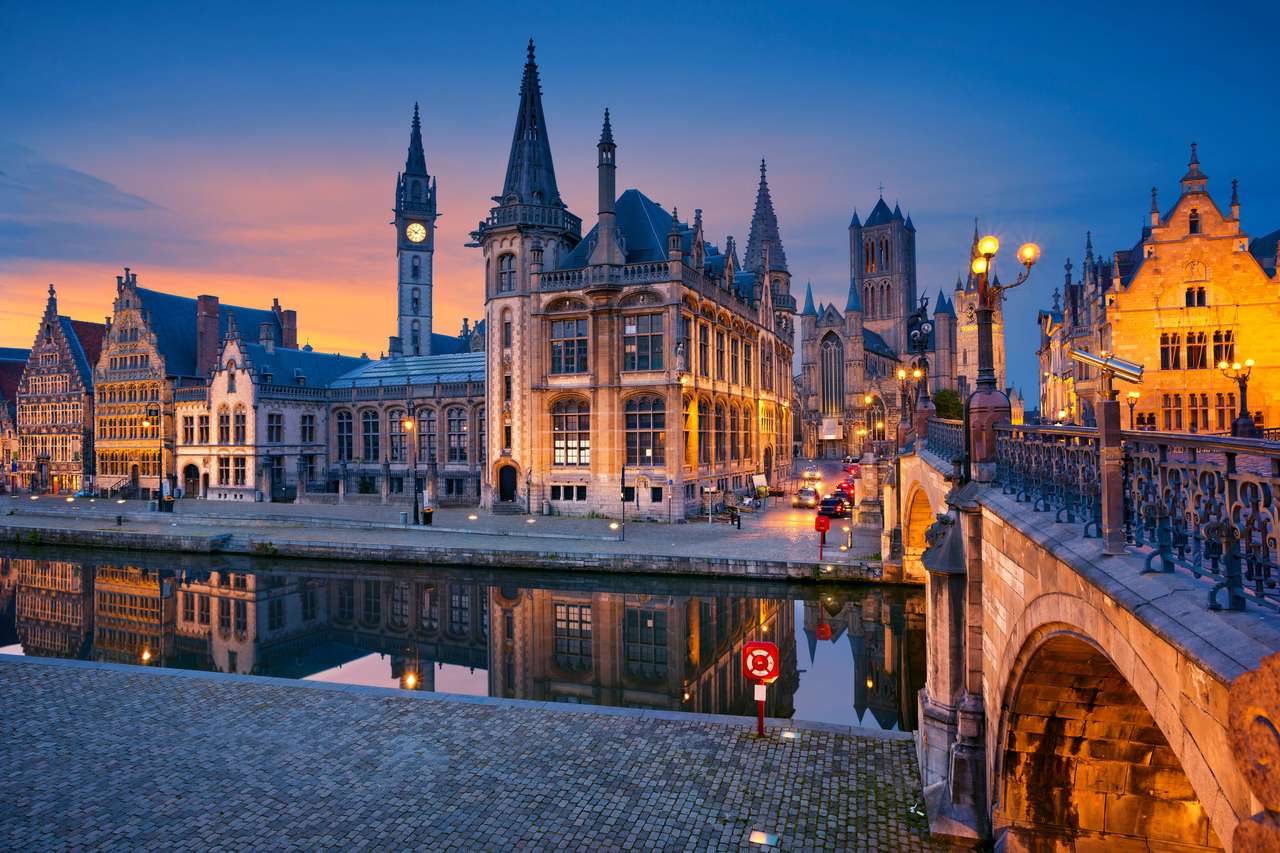 Gent, Belgien während der blauen Dämmerungsstunde. Puzzlespiel online