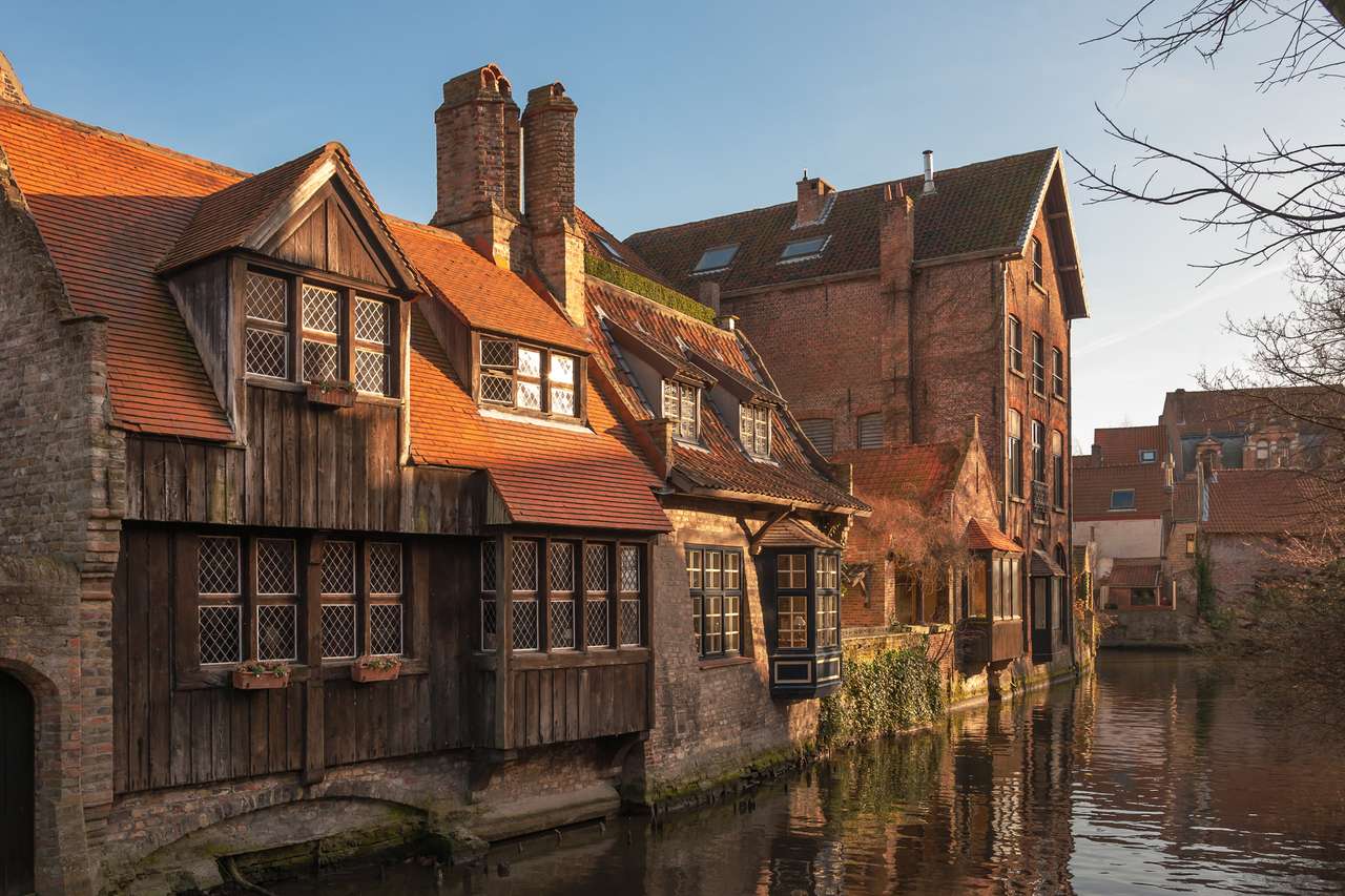 casas ao redor do canal Dijver, no centro de Bruges puzzle online