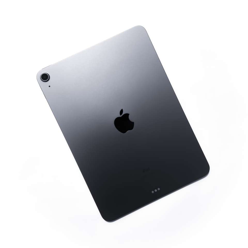 сріблястий macbook на чорній поверхні онлайн пазл