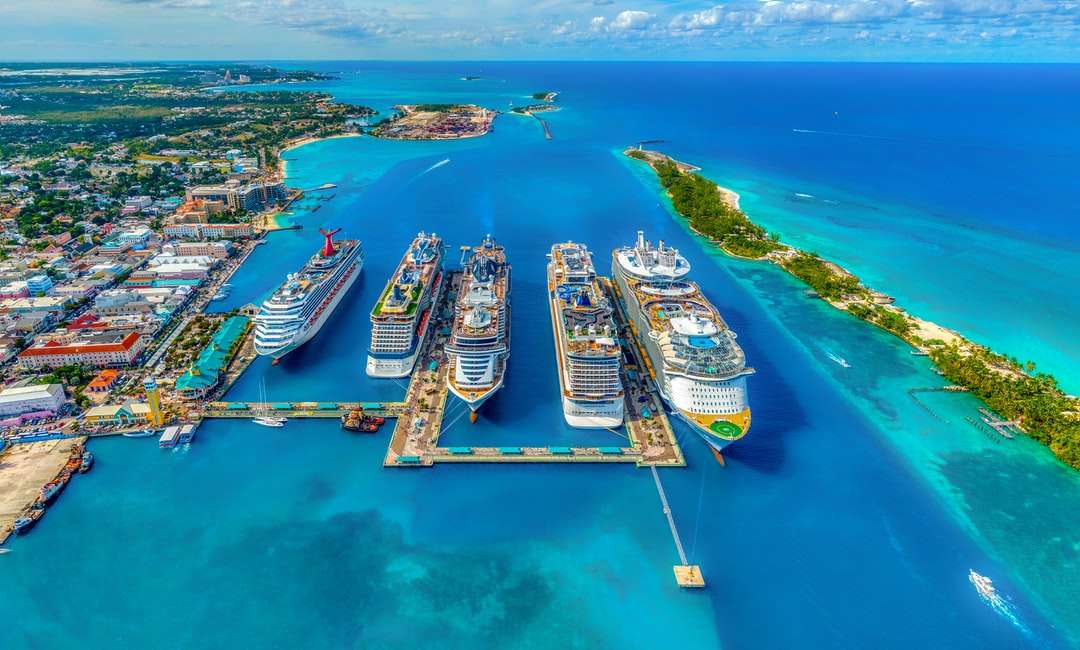 fotografia aérea de navios de cruzeiro azuis e brancos puzzle online