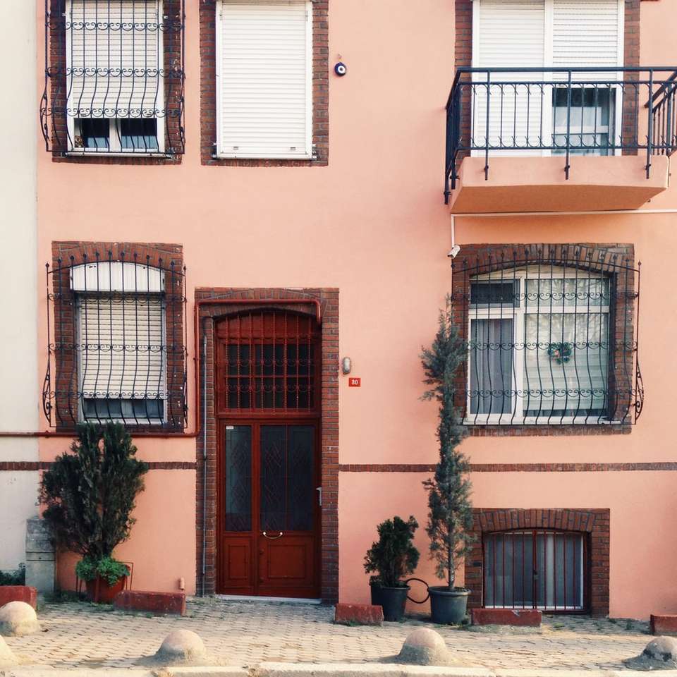 rózsaszín és piros beton épület kirakós online