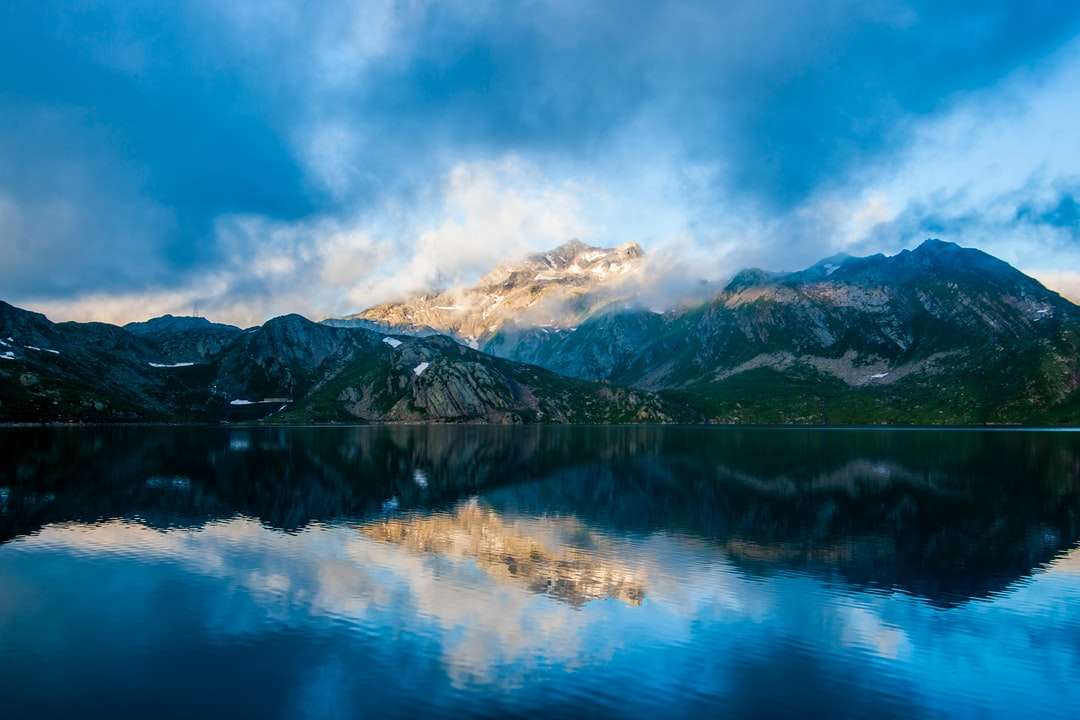 parorama φωτογραφία βουνού κάτω από συννεφιασμένο ουρανό online παζλ