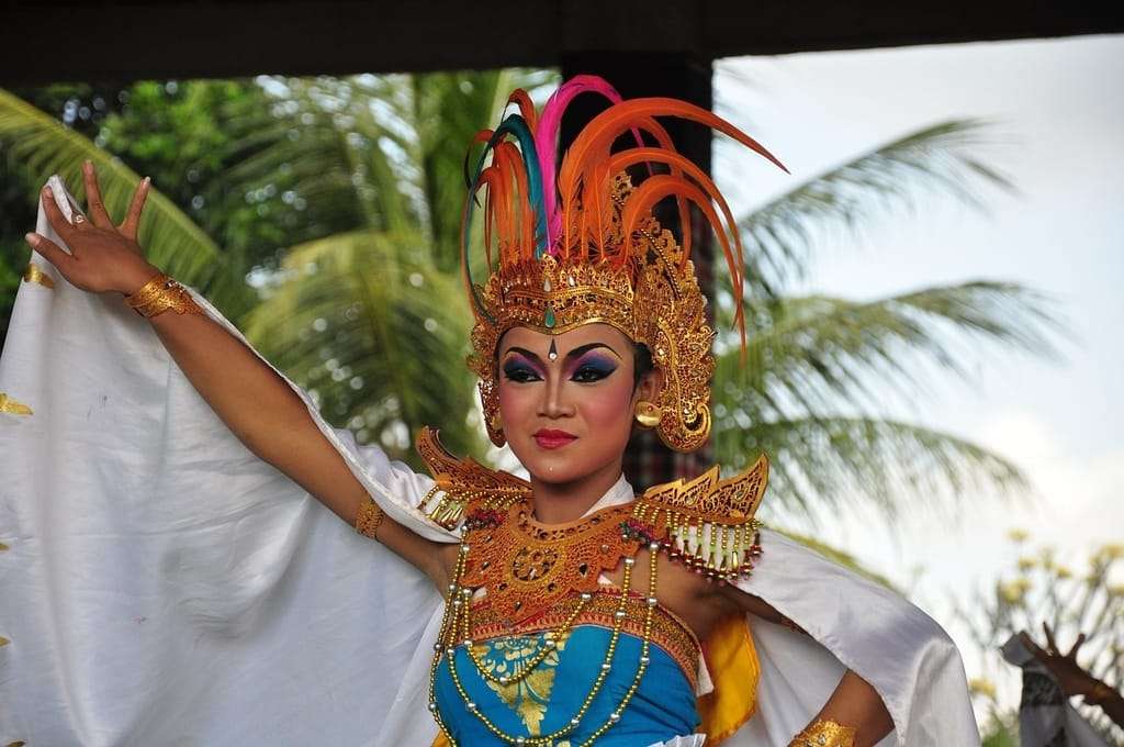 Frau tanzt auf der Insel Bali Online-Puzzle