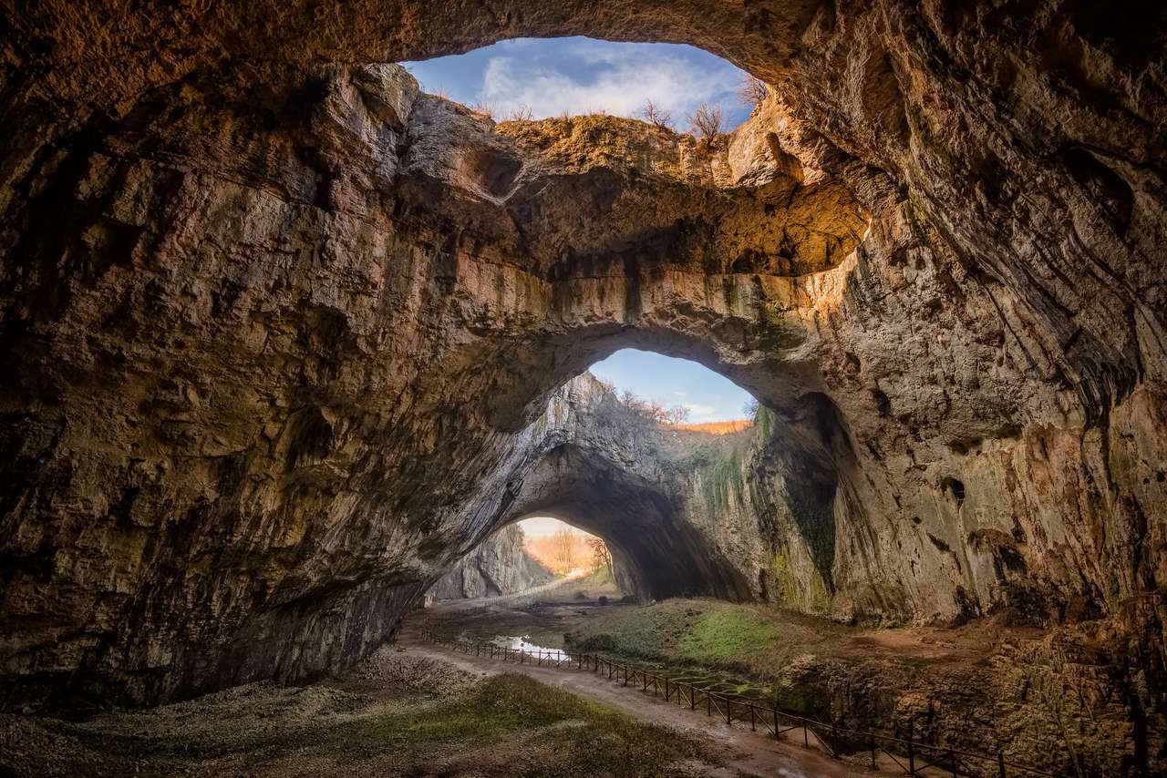 magnifik utsikt över Devetaki -grottan, Bulgarien Pussel online
