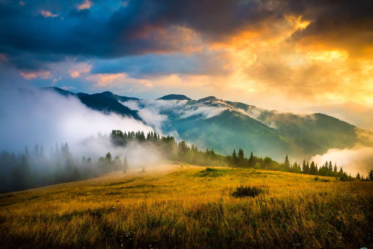 Дивовижний гірський пейзаж з туманом і копом сіна онлайн пазл